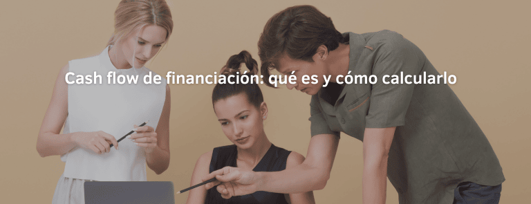 empresa revisando su cash flow de financiación