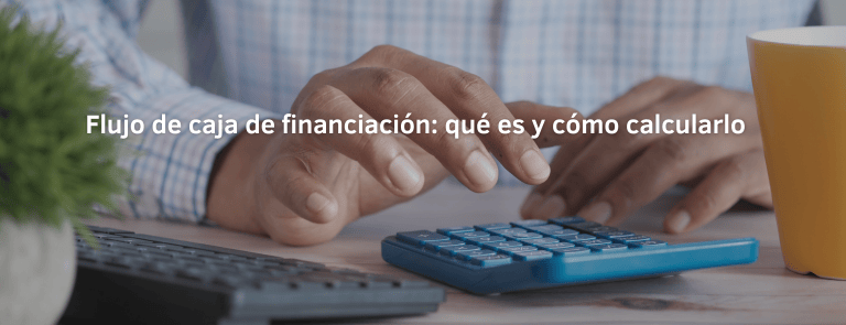 autónomo calculando el flujo de caja de financiación