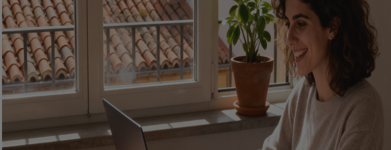 Mujer autonoma española trabaja felizmente desde casa en su piso de Barcelona